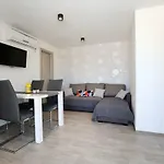منتزه العطل Marina Brugor *
